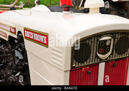 Et à l'avant d'un livre blanc 'Brown' vintage tracteur agricole Banque D'Images