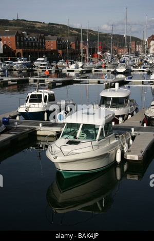 Ville de Swansea, Pays de Galles. Bateaux de loisirs dans le bassin sud de Dunstaffnage Marina au cœur de la quartier maritime régénéré. Banque D'Images