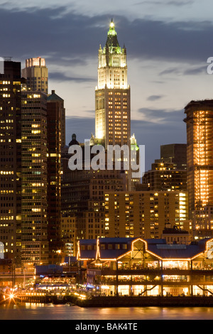 Woolworth Building et South Street Seaport ci-dessous dans le lower Manhattan Banque D'Images