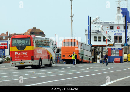 L'entraîneur de l'embarquement sur un ferry Wightlink Portsmouth au sud de l'Angleterre UK Banque D'Images