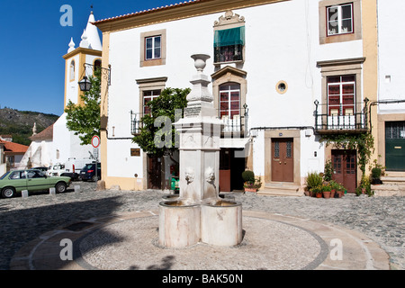 Fontaine Ourives à Capitao Salgueiro Maia Square, Castelo de Vide, Portugal. Fontaine du 19e siècle. Banque D'Images