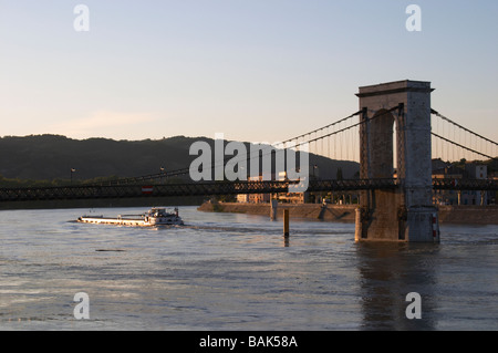 Barge sous Passerelle Marc Seguin, les chaînes du pont sur le rhône hermitage rhone france Banque D'Images