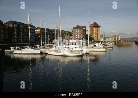 Ville de Swansea, Pays de Galles. Les bateaux amarrés au port de plaisance de Swansea, au cœur du quartier maritime régénéré. Banque D'Images