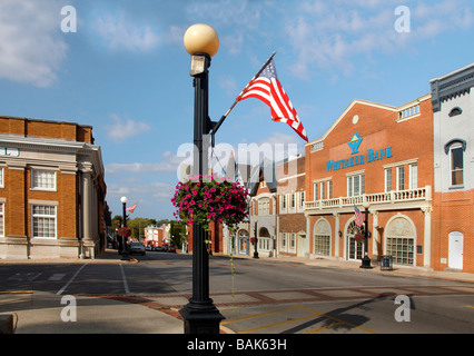 Whitaker Bank et d'autres boutiques et commerces sur la rue Main, au centre-ville de Harrodsburg Kentucky Banque D'Images