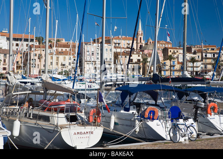 Avis de yachts amarrés dans le port de Calvi Corse France Banque D'Images