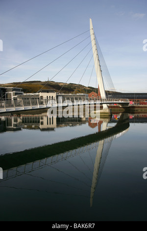 Ville de Swansea, Pays de Galles. Conçu par les architectes Wilkinson Eyre, voile de Swansea est un pont sur la rivière Tawe. Banque D'Images