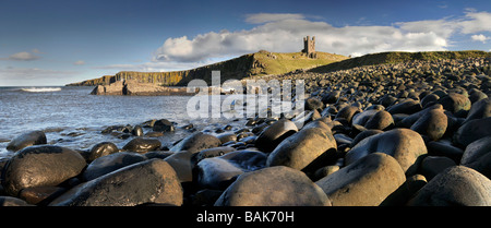 Blocs de dolérite sous les ruines de La Tour au Château de Dunstanburgh Lilburn, Northumberland, England, UK Banque D'Images