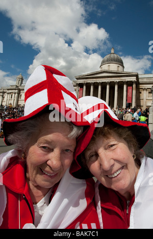 Ealham Pam (à gauche) et Joyce Barrett (à droite) célébrer le Jour de rue George à Trafalgar Square. Galerie nationale en arrière-plan. Banque D'Images