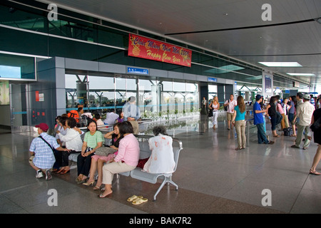 Les personnes en attente d'accueillir les passagers arrivant à l'Aéroport International de Tan Son Nhat à Ho Chi Minh City Vietnam Banque D'Images