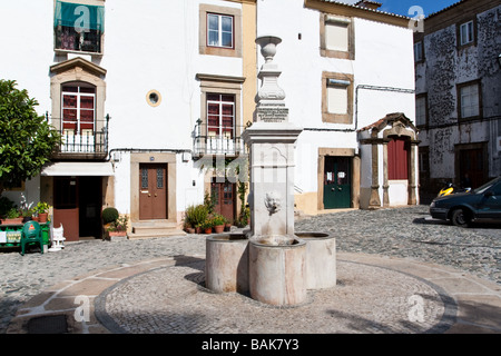 Fontaine Ourives à Capitao Salgueiro Maia Square, Castelo de Vide, Portugal. Fontaine du 19e siècle. Banque D'Images