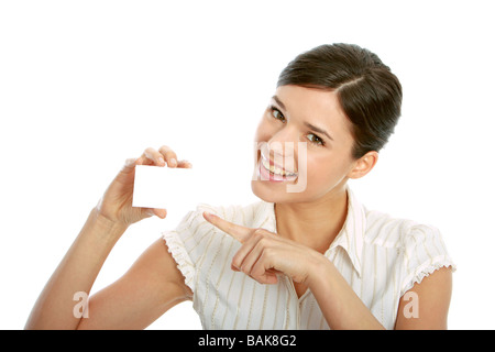 Young woman holding blank business card Banque D'Images