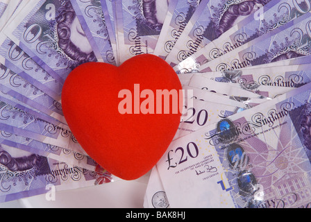 Coeur rouge sur un tas de l'argent britannique Banque D'Images