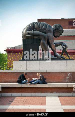 Sculpture en bronze "Newton, après William Blake," 1995, par Eduardo Paolozzi , British Library, Londres, Angleterre Banque D'Images