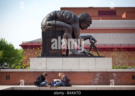 Sculpture en bronze "Newton, après William Blake," 1995, par Eduardo Paolozzi , British Library, Londres, Angleterre Banque D'Images