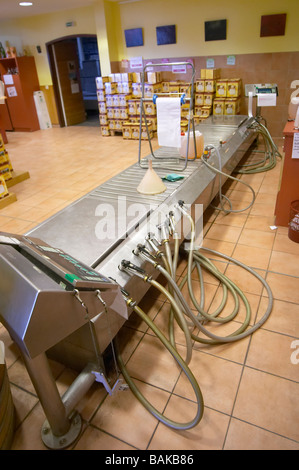 Magasin de vin au poste de pompage pour remplir les contenants des clients le cellier des princes Châteauneuf du Pape rhone france Banque D'Images