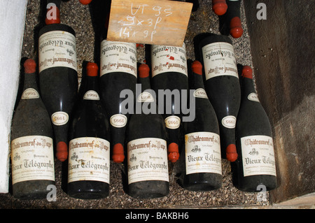 De vieilles bouteilles en cave 1995 dom du vieux télégraphe Châteauneuf du Pape rhone france Banque D'Images