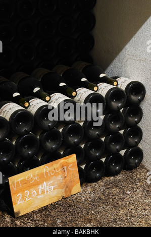 Pile de 220 bouteilles magnums 1996 dom du vieux télégraphe Châteauneuf du Pape rhone france Banque D'Images