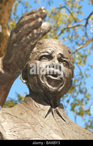 Nelson Mandela statue de bronze au Parliament Square Westminster London par le sculpteur Ian Walters Banque D'Images