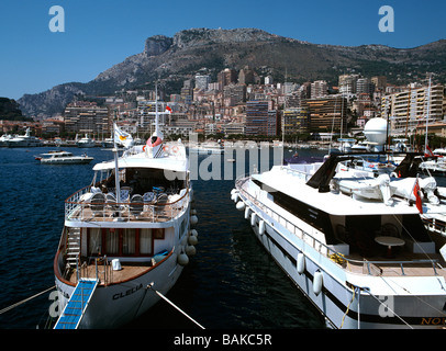 Bateau à moteur amarré au port Monte Carlo Monaco MC AGC MON Principauté de Monaco Monte Carlo 2 moteur de luxe Banque D'Images