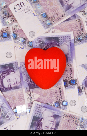 Coeur rouge sur un tas de l'argent britannique Banque D'Images