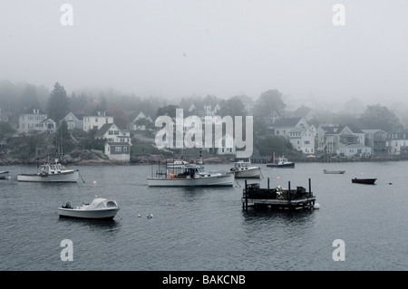 Photo de Stonington Maine de l'autre côté du port, dans le brouillard Banque D'Images