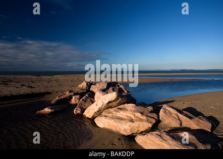 Un tas de roches sur une après-midi hivers sur une plage sur la péninsule de Dingle en Irlande. Banque D'Images