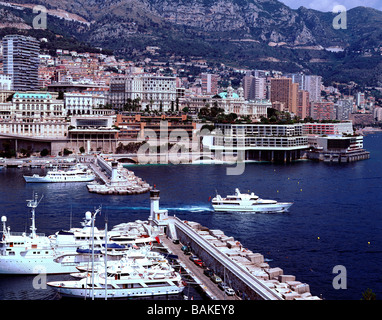 Bateau à moteur amarré au port Monte Carlo MC AGC MON Principauté de Monaco Monte Carlo Luxury Cruise moteur Banque D'Images