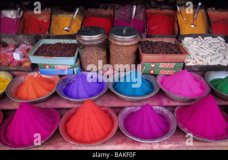 L'Inde, l'État du Karnataka, Mysore, marché Devaraja, poudres rituelles Banque D'Images