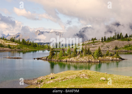 Rock Isle Lac, sommet d'une montagne dans le lac Sunshine Meadows, parc national de Banff, Canada Banque D'Images