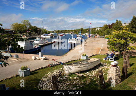 Le Canada, l'Ontario, province de la péninsule Bruce, Tobermory, du port et des bateaux de pêche Banque D'Images