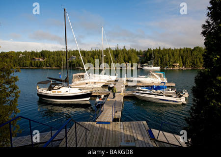 Le Canada, l'Ontario, province de la péninsule Bruce, Tobermory, grande baignoire Resort, marina et voiliers Banque D'Images