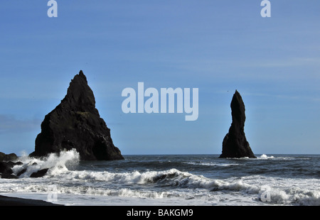 L'Reynisdrangur piles la mer, à la pointe sud de l'Islande, vue en direction est, à partir de la plage de sable noir de Reynishverfi Banque D'Images