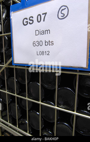 Bouteilles stockées dans des cages métalliques diam cork dom pfister dahlenheim alsace france Banque D'Images