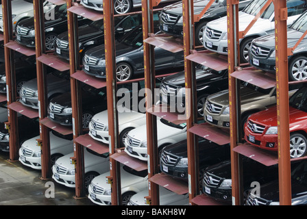 La récession économique fait mal à la voiture de luxe les ventes aux États-Unis. Les voitures sont garées en quatre piles verticales de profondeur à un concessionnaire Mercedes-Benz. Banque D'Images