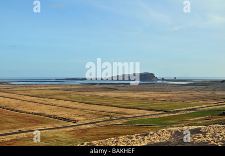 Une soirée sur l'Dyrholaey Pointe, vu de l'ancien littoral à l'hôtel Dyrholaey, Brekkur, le sud de l'Islande Banque D'Images