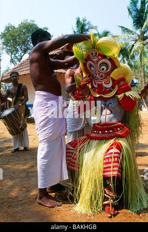 L'Inde, Etat du Kerala, près de Kanjangad Kannankandy Bhagavathi, Temple, Teyyam Gulikan mettre son masque devient ainsi un dieu, Banque D'Images