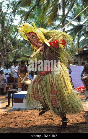 L'Inde, Etat du Kerala, près de Kanjangad Kannankandy Bhagavathi, Temple, Gulikan Teyyam de danse Banque D'Images