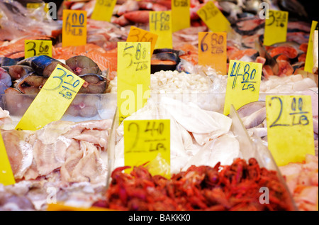 Variété de produits frais, fruits de mer glacé sur l'affichage à un marché de fruits de mer Banque D'Images