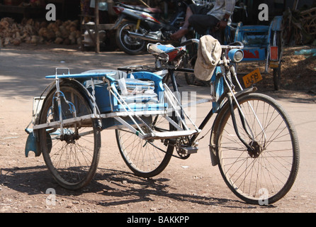 Location de vélo-taxi dans les rues de Rangoon, Birmanie Banque D'Images