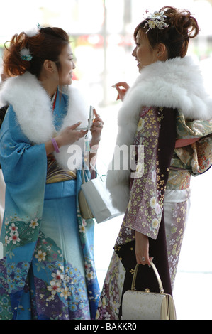 2 jeunes femmes japonaises en kimono traditionnel parler robe Banque D'Images