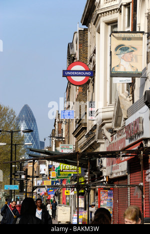 Afficher le long de Whitechapel Road Station de métro Whitechapel montrant avec le Gherkin dans la distance Londres Banque D'Images