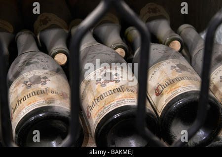 Vieilles bouteilles dans la cave domaine roger sabon Châteauneuf du Pape rhone france Banque D'Images