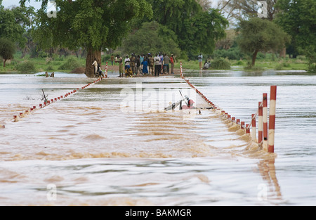 Le Burkina Faso, Province de l'Oudalan, Sahel, traversant un gué près de Gorom Gorom durant la saison des pluies, inondations et bloqué la voie Banque D'Images