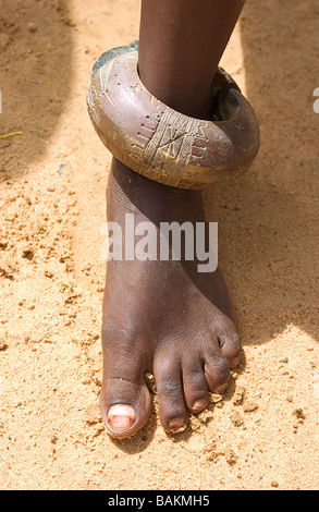 Le Burkina Faso, Province de l'Oudalan, Sahel, Gorom Gorom, dans Liacoum pied, District de bracelet femme Peul, qui a été utilisée comme Banque D'Images