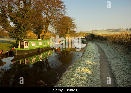 Canal Monmouth et Brecon Powys Pays de Galles en hiver avec bateau étroit Banque D'Images