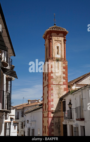 Rue typique de l'église de San Jose Ancien Minaret Arabe dans Village Blanc Grazalema sierra de cadiz, andalousie espagne Banque D'Images