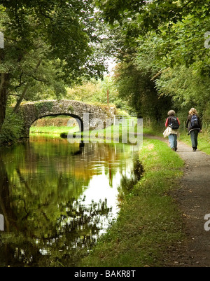 Les promeneurs sur le canal de Brecon et Monmouth Powys Pays de Galles Banque D'Images