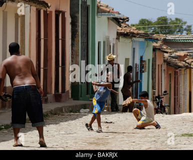 Le base-ball dans la rue, Trinidad, Cuba Banque D'Images