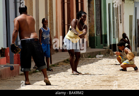 Le base-ball dans la rue, Trinidad, Cuba Banque D'Images