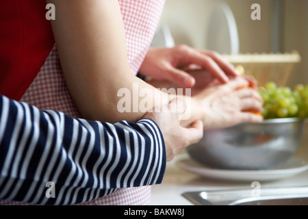 Deux personnes de préparer des aliments Ensemble Banque D'Images